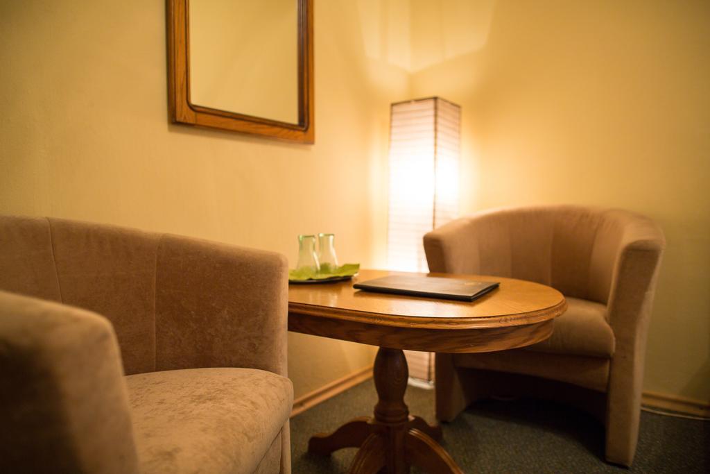 Hotel Satelit ピエシュチャニ エクステリア 写真