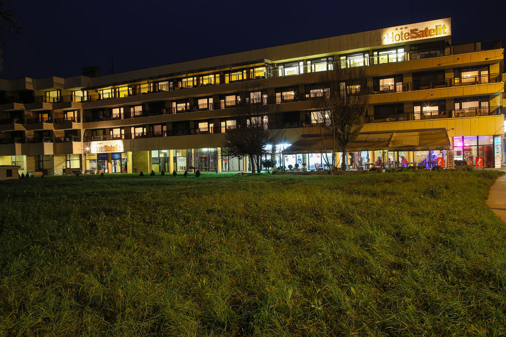 Hotel Satelit ピエシュチャニ エクステリア 写真