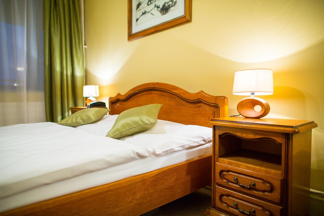 Hotel Satelit ピエシュチャニ エクステリア 写真