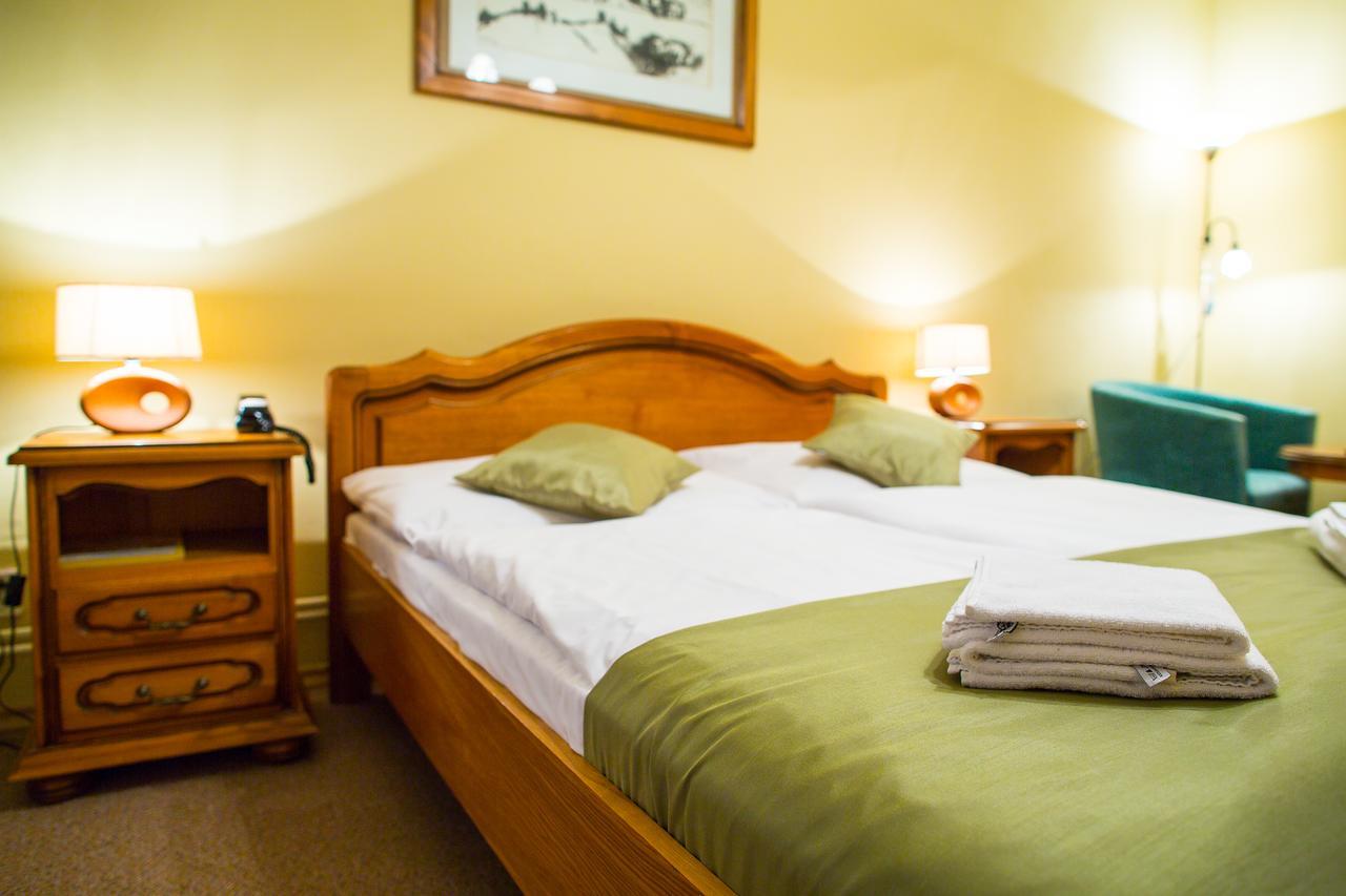 Hotel Satelit ピエシュチャニ エクステリア 写真