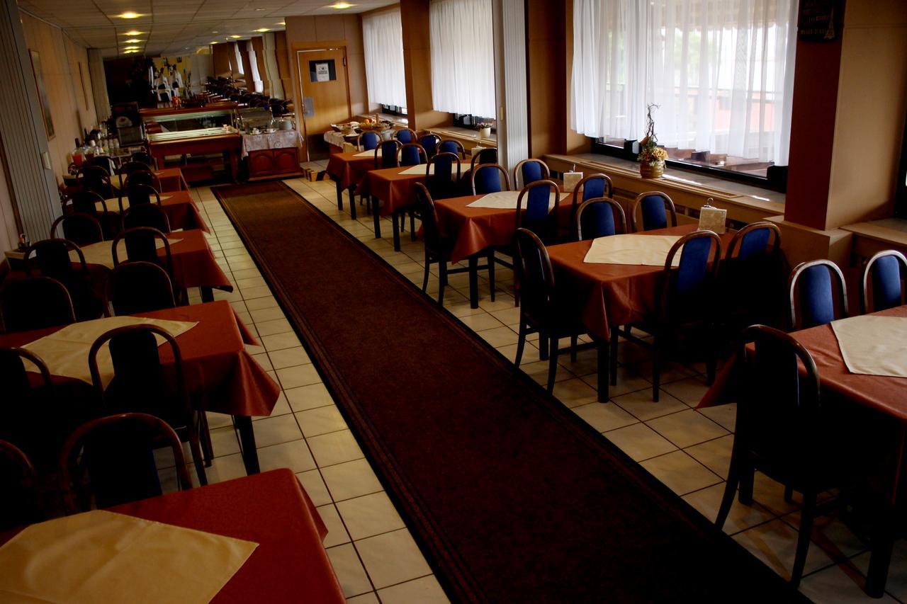 Hotel Satelit ピエシュチャニ エクステリア 写真