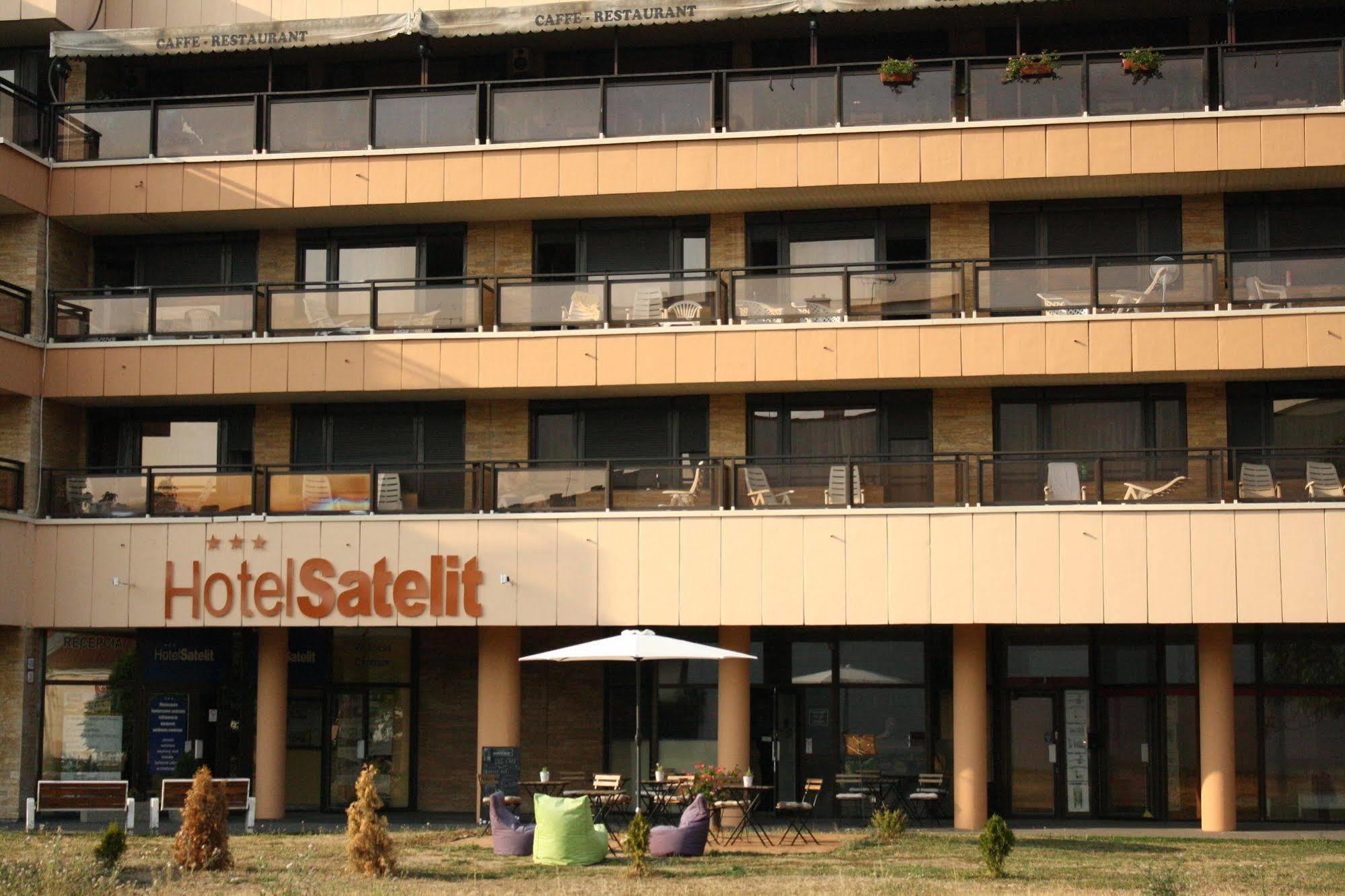 Hotel Satelit ピエシュチャニ エクステリア 写真