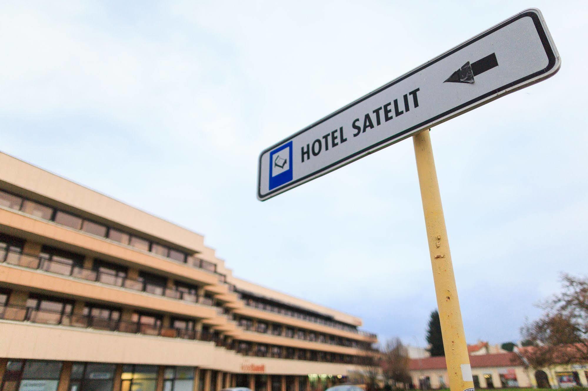 Hotel Satelit ピエシュチャニ エクステリア 写真