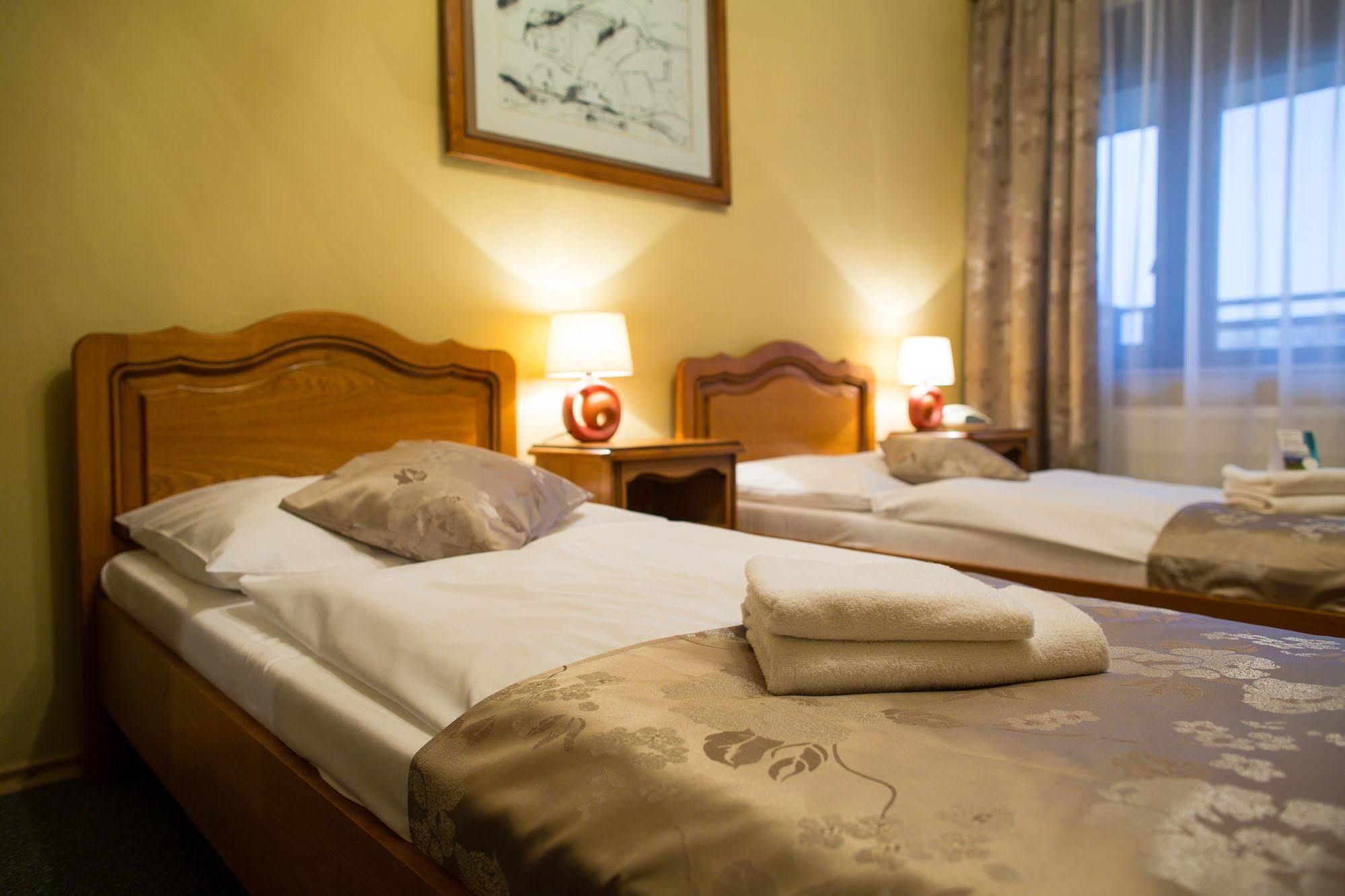Hotel Satelit ピエシュチャニ エクステリア 写真