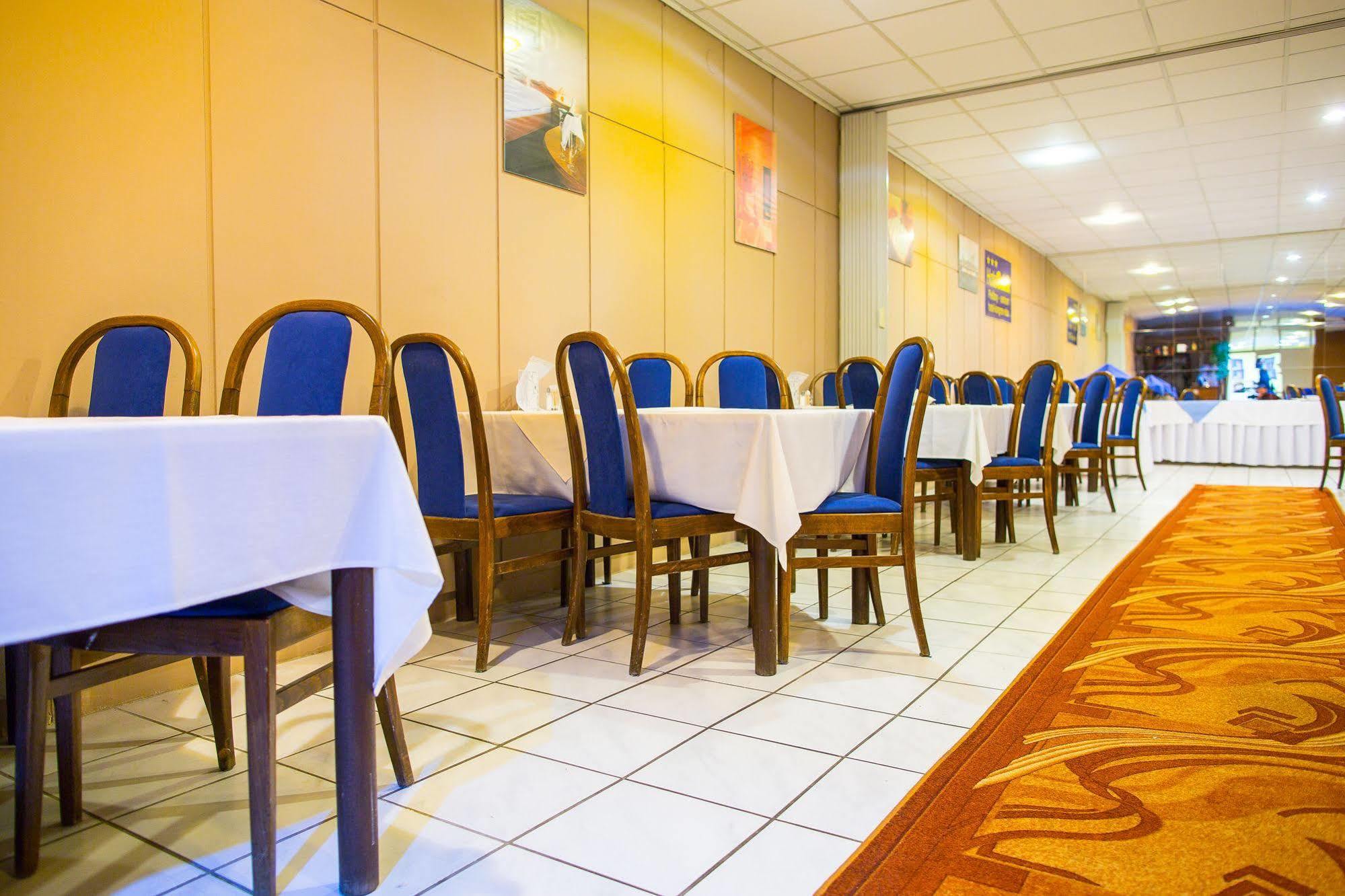 Hotel Satelit ピエシュチャニ エクステリア 写真